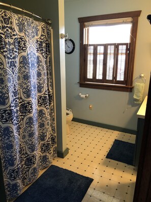 Combined shower/tub, hair dryer, towels, soap - 6 bedroom private vacation home in boalsburg (Boalsburg)