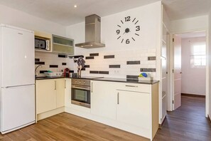 Réfrigérateur, four à micro-ondes, un four, cafetière-théière