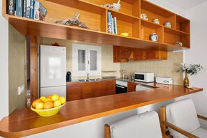 Réfrigérateur, four à micro-ondes, un four, surface de cuisson