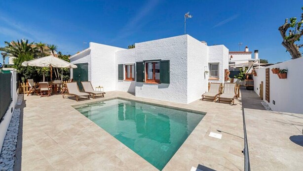 A modern villa with a swimming pool, outdoor seating, and a clear blue sky. - VILLA MICA  Cheerful 3 bedroom villa with pool and A/C (Son Carrió)