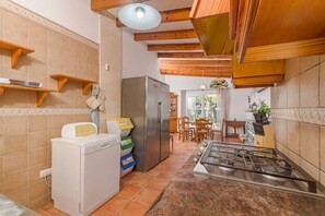 Een koelkast, een microgolfoven, een oven, een vaatwasser