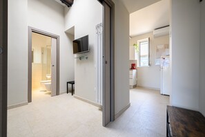 Douche, sèche-cheveux, bidet, serviettes fournies