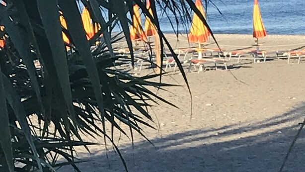 A beach with umbrellas and chairs. - Emily Home (Giardini Naxos)
