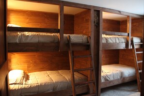 4 bedrooms, desk, free WiFi, bed sheets