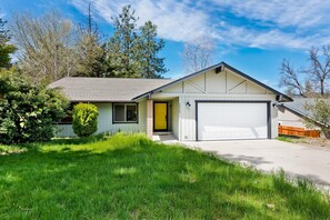 Exterior - Yosemite South & Bass Lake Home with Game Room (Oakhurst)