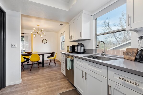 Fridge, microwave, oven, stovetop - Yosemite South & Bass Lake Home with Game Room (Oakhurst)