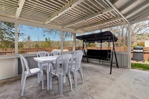 Outdoor dining - Yosemite South & Bass Lake Home with Game Room (Oakhurst)