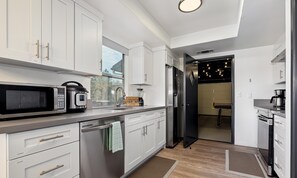 Fridge, microwave, oven, stovetop - Yosemite South & Bass Lake Home with Game Room (Oakhurst)