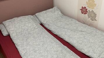 1 slaapkamer, een kluis op de kamer, een bureau
