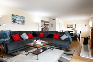 Smart TV, computer monitors, printers - Spacious 4 BR 2 Story houe (Ventura)