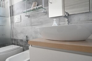 Ducha, secador de pelo, bidet, jabón