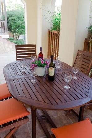 تناول الطعام بالخارج