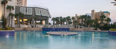 حمّام سباحة مُدفَّأ