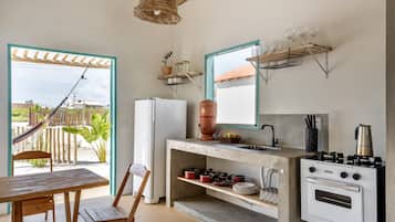 Fridge, oven, stovetop, electric kettle