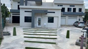 Vista frontal de la propiedad