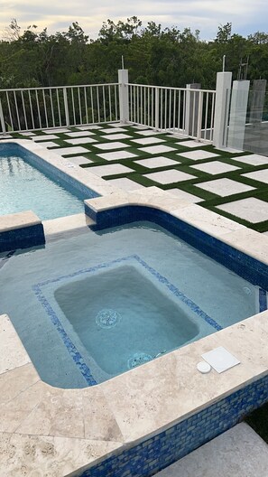 Seasonal outdoor pool, open 9:00 AM to 9:00 PM, pool umbrellas - Villa Jamaica (Falmouth)
