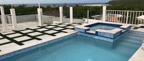 Una piscina al aire libre de temporada (de 09:00 a 21:00), sombrillas