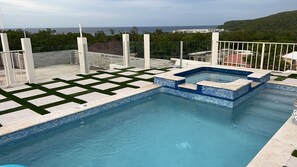 Seasonal outdoor pool, open 9:00 AM to 9:00 PM, pool umbrellas - Villa Jamaica (Falmouth)