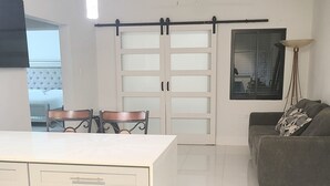Leilighet – superior, 2 soverom | Oppholdsområde | En 65-tommers smart-TV med kabel-kanaler samt TV og DVD-spiller