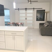 高级公寓, 2 间卧室 | 起居区 | 65-英寸智能电视（配备有线频道）、电视、DVD 播放器