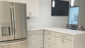 Leilighet – superior, 2 soverom | Oppholdsområde | En 65-tommers smart-TV med kabel-kanaler samt TV og DVD-spiller