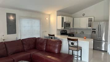 Apartamento superior | Cocina privada | Frigorífico grande, microondas, placa de cocina y cafetera o tetera