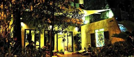 المنطقة المحيطة بالمنشأة