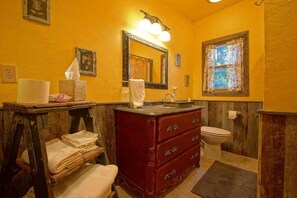 Combined shower/bathtub, hair dryer, towels - 1848 Log Cabin in the Trees w/Fire Pit/ Foscoe/No Damage from Helene! (Banner Elk)