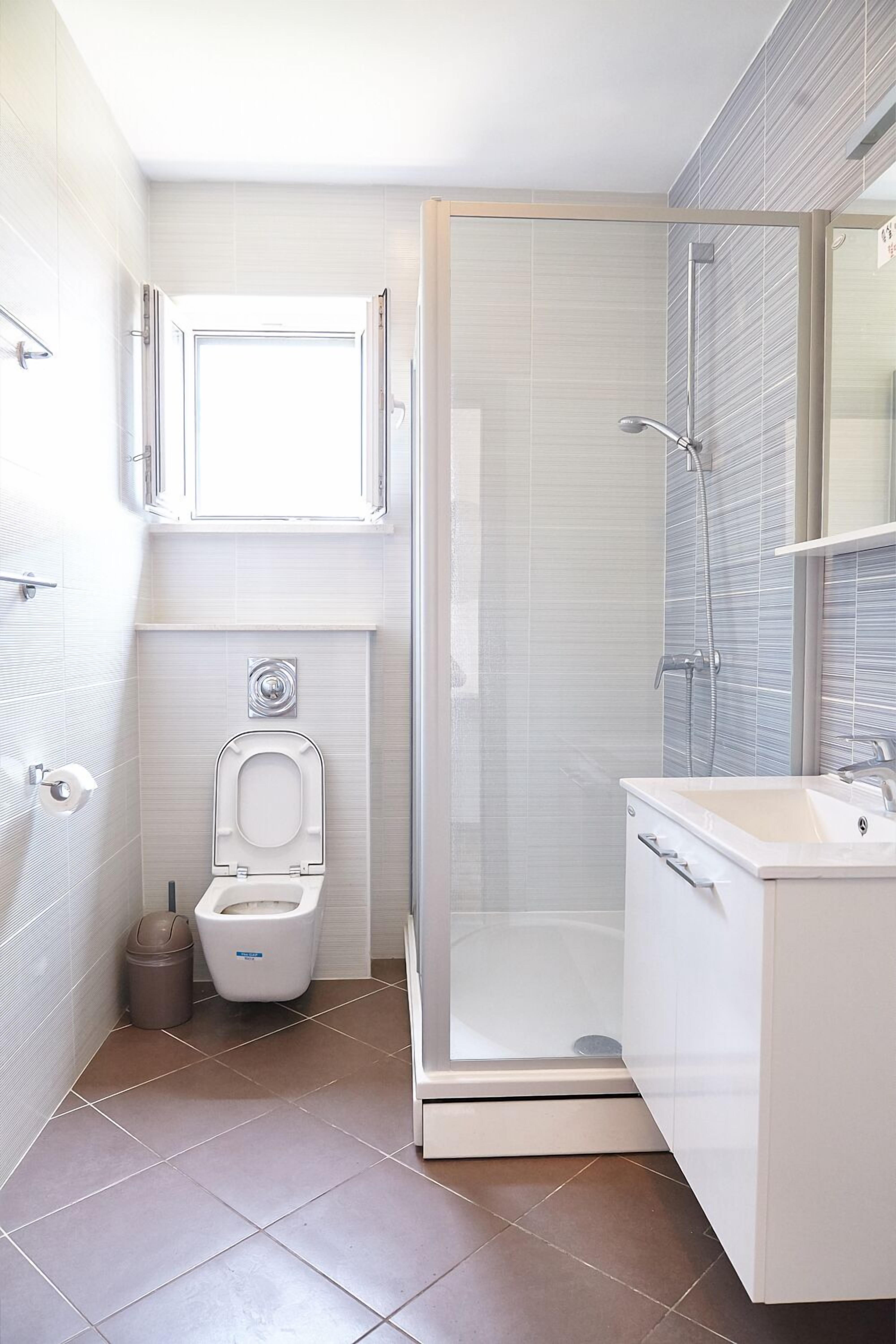 Dusche, Haartrockner, Hausschuhe, Handtücher