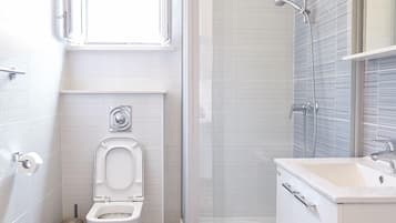 Dusche, Haartrockner, Hausschuhe, Handtücher