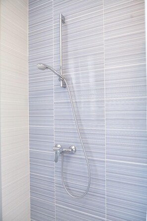 Douche, séchoir à cheveux, pantoufles, serviettes fournies