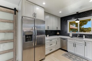 Frigorífico, microondas, horno y placa de cocina