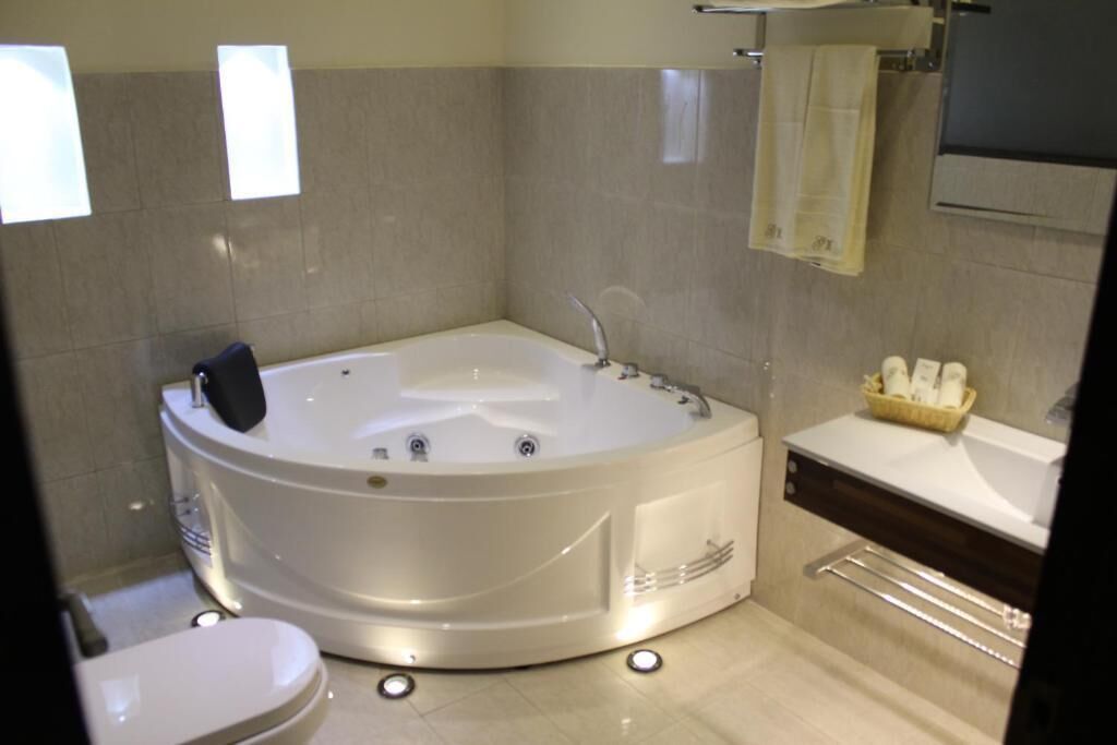separate bathtub and shower, free toiletries, towels