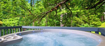 Creekside Retreat | Hot Tub & Pet-Friendly