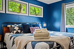 3 habitaciones, escritorio y tabla de planchar con plancha 