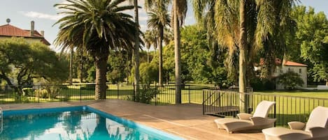 Una piscina al aire libre de temporada