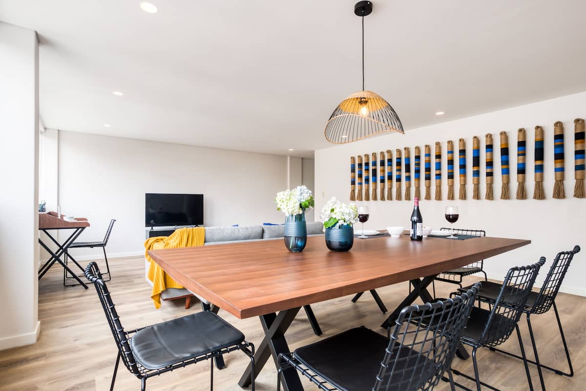 Stylish Three-Bedroom Apartment | ダイニングルーム