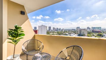 Two-Bedroom Apartment with Balcony | Terraço/pátio