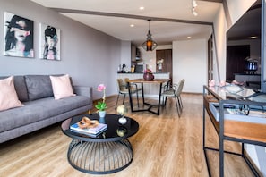Premium Apartment with Balcony | Área de sala de estar | Smart TV de 42 pulgadas con canales digitales y televisión 