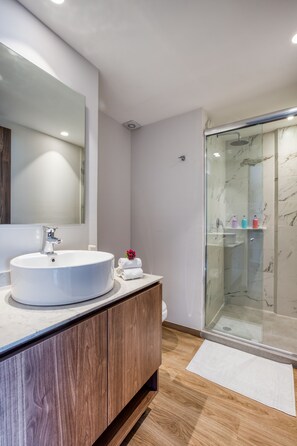 Premium Apartment with Balcony | Bathroom | Shower, rainfall showerhead, hair dryer, towels - ULIV Apartments Polanco (Mexico City)