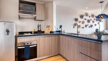 Two-Bedroom Apartment with Balcony | 私人廚房 | 大型冰箱、微波爐、烤箱、爐台