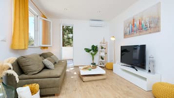 Apartemen (1 Bedroom) | Ruang keluarga | TV LCD