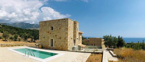 حمّام سباحة خارجي