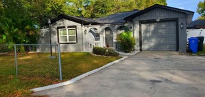Exterior - Cheerful and bright house in the heart  of  Tampa (Tampa)