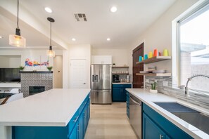 冰箱、微波炉、烤箱、炉灶