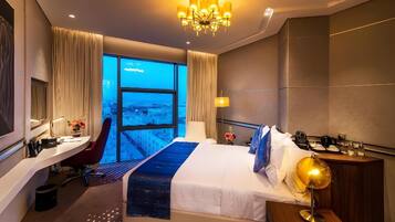 Premium bedding, desk, iron/ironing board, free WiFi