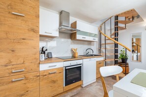 Een koelkast, een microgolfoven, een oven, een kookplaat