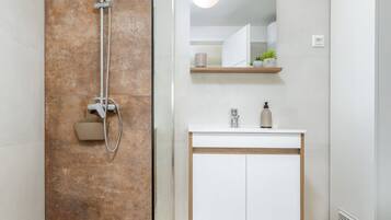 Dusche, Haartrockner, Handtücher, Toilettenpapier