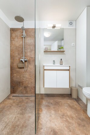 Shower, hair dryer, towels, toilet paper - Private Pool and Big Garden- Holiday Home Dori (Fažana)