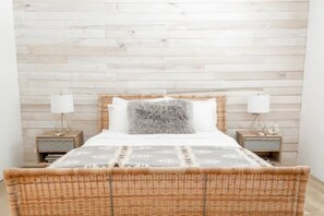 3 habitaciones, tabla de planchar con plancha y cuna de viaje 